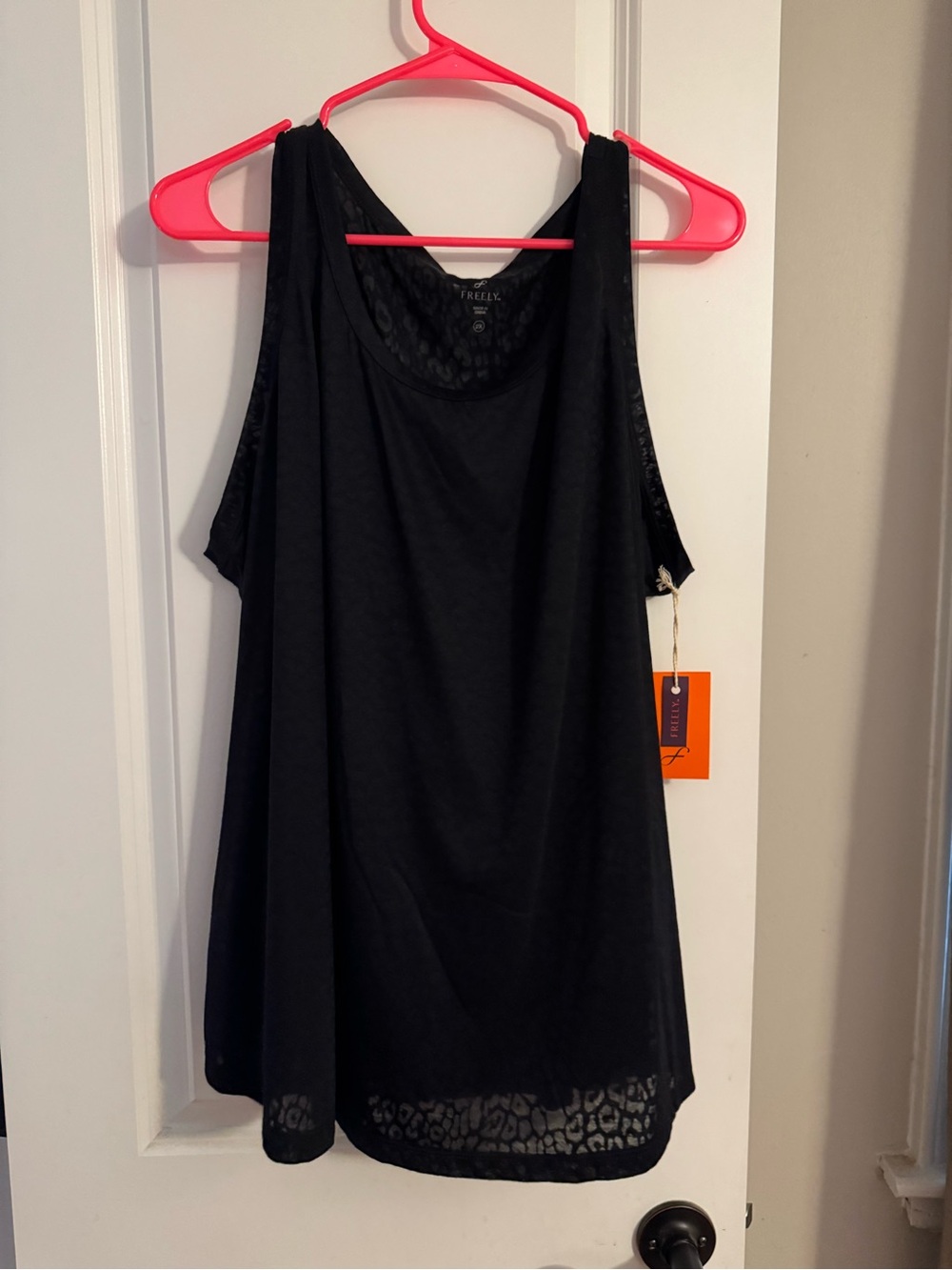 FREELY Black Women's Scoop Neck Tank Top